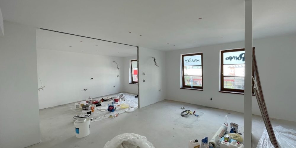 Maliarske práce Bratislava, Maliar Paul, Slovensko, profesionál, dekoratívne betónové stierky, dekoratívne nátery, developerské projekty, airless striekanie, fasády, exteriér, interiér