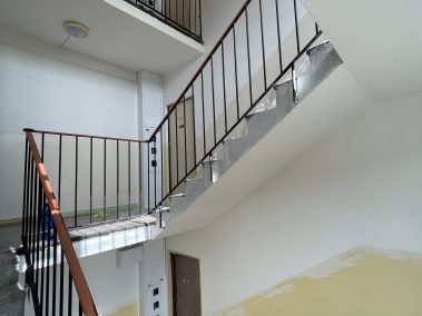 Maliarske práce Bratislava, Maliar Paul, Slovensko, profesionál, dekoratívne betónové stierky, dekoratívne nátery, developerské projekty, airless striekanie, fasády, exteriér, interiér