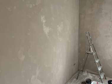 Maliarske práce Bratislava, Maliar Paul, Slovensko, profesionál, dekoratívne betónové stierky, dekoratívne nátery, developerské projekty, airless striekanie, fasády, exteriér, interiér - dekoratívne nátery na jednej zakázke