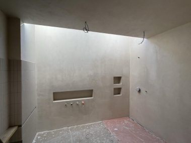 Maliarske práce Bratislava, Maliar Paul, Slovensko, profesionál, dekoratívne betónové stierky, dekoratívne nátery, developerské projekty, airless striekanie, fasády, exteriér, interiér - dekoratívne betónové stierky na jednej zakázke