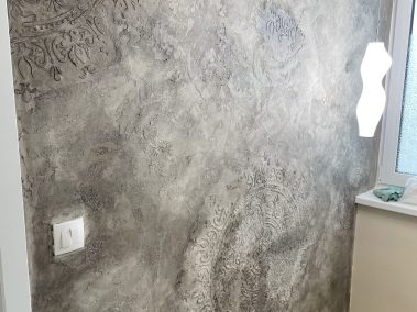 Maliarske práce Bratislava, Maliar Paul, Slovensko, profesionál, dekoratívne betónové stierky, dekoratívne nátery, developerské projekty, airless striekanie, fasády, exteriér, interiér - dekoratívne betónové stierky na jednej zakázke