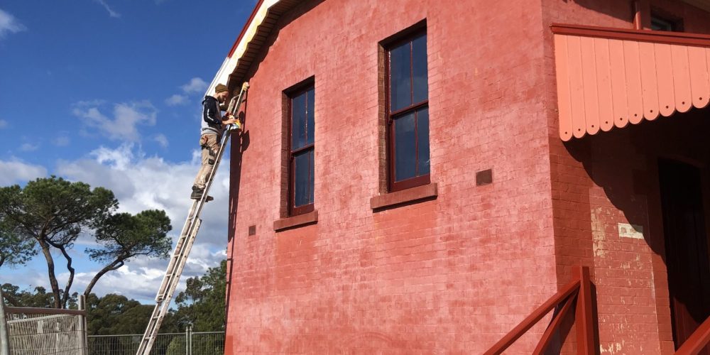 Maliarske práce Bratislava, Maliar Paul, Slovensko, profesionál, dekoratívne betónové stierky, dekoratívne nátery, developerské projekty, airless striekanie, fasády, exteriér, interiér - chata Sydney zakázka