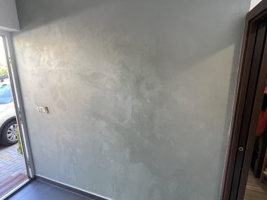 Maliarske práce Bratislava, Maliar Paul, Slovensko, profesionál, dekoratívne betónové stierky, dekoratívne nátery, developerské projekty, airless striekanie, fasády, exteriér, interiér - dekoratívne nátery na jednej zakázke