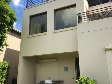 Maliarske práce Bratislava, Maliar Paul, Slovensko, profesionál, dekoratívne betónové stierky, dekoratívne nátery, developerské projekty, airless striekanie, fasády, exteriér, interiér - fasády a práca na dome