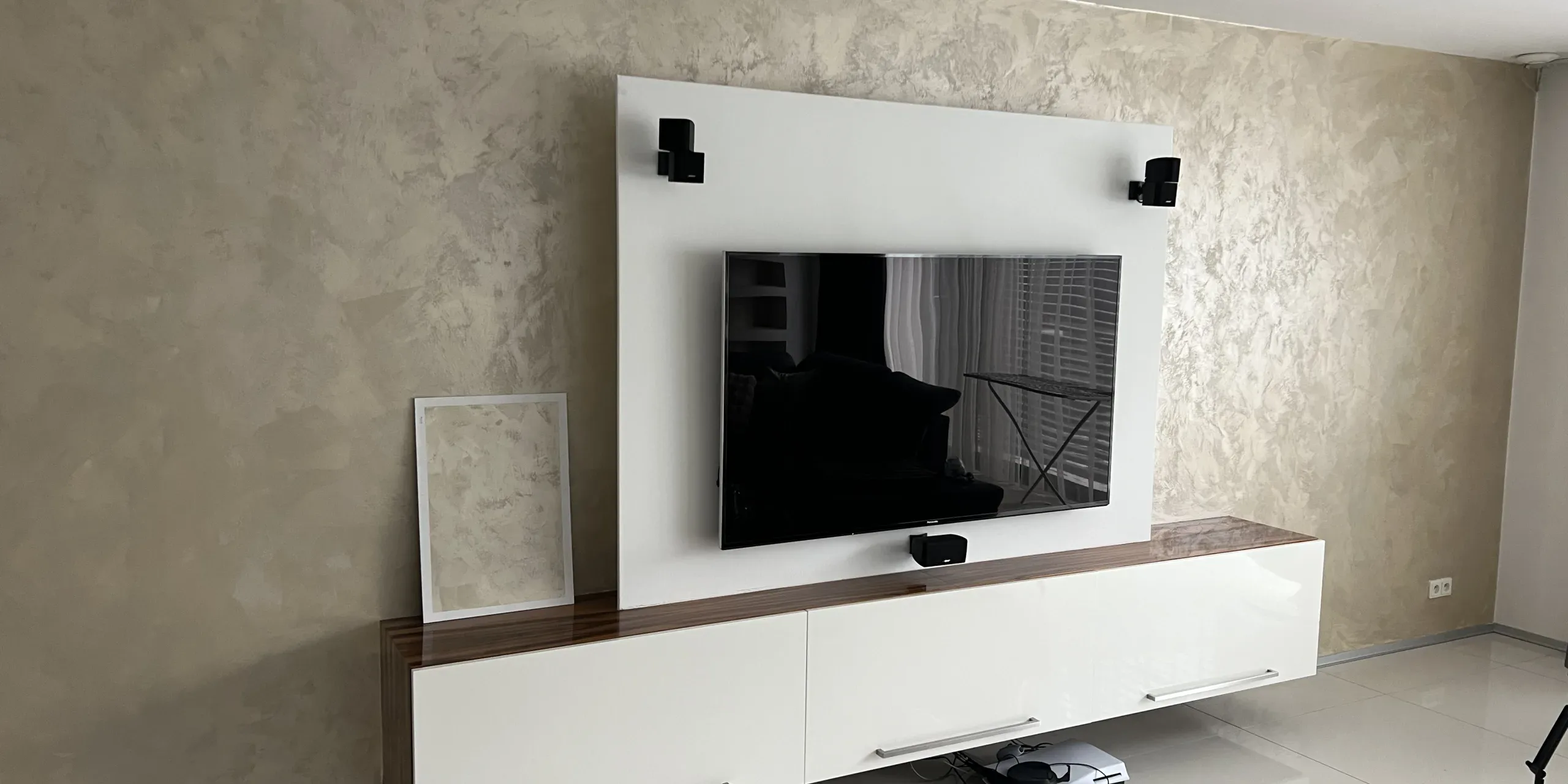 Maliarske práce Bratislava, Maliar Paul, Slovensko, profesionál, dekoratívne betónové stierky, dekoratívne nátery, developerské projekty, airless striekanie, fasády, exteriér, interiér - dekoratívne nátery na jednej zakázke
