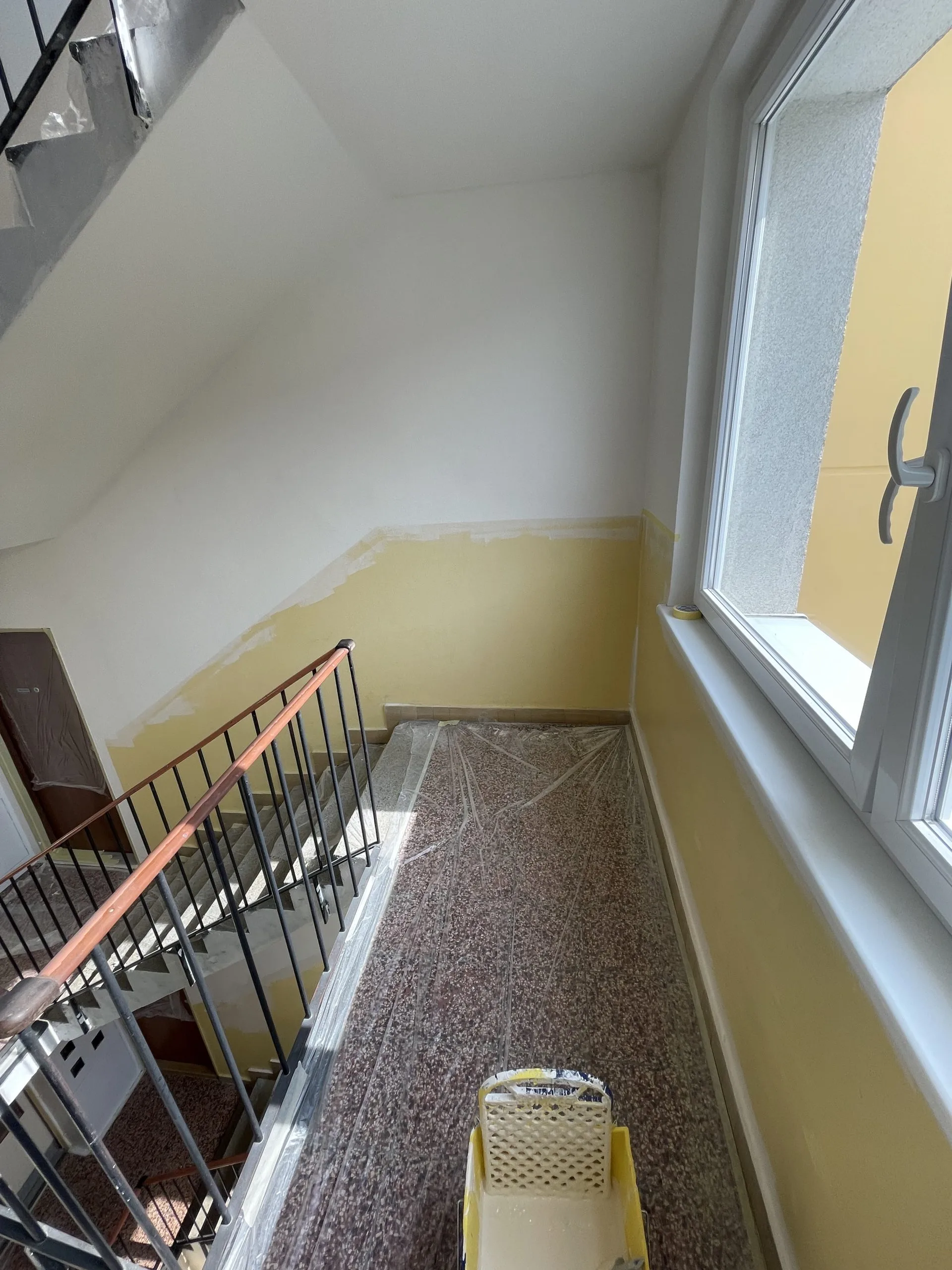 Panelový dom Šternberk – výmaľba spoločných priestorov